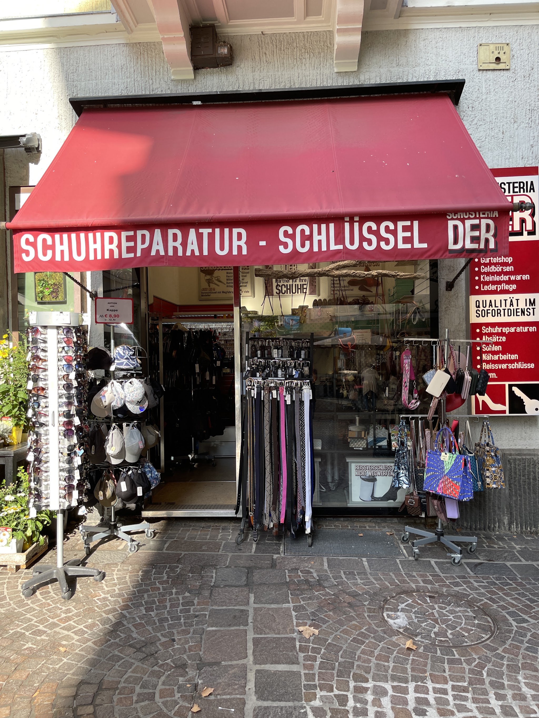 Schaufenster von Schusteria Der am 8.-Mai-Platz in Villach