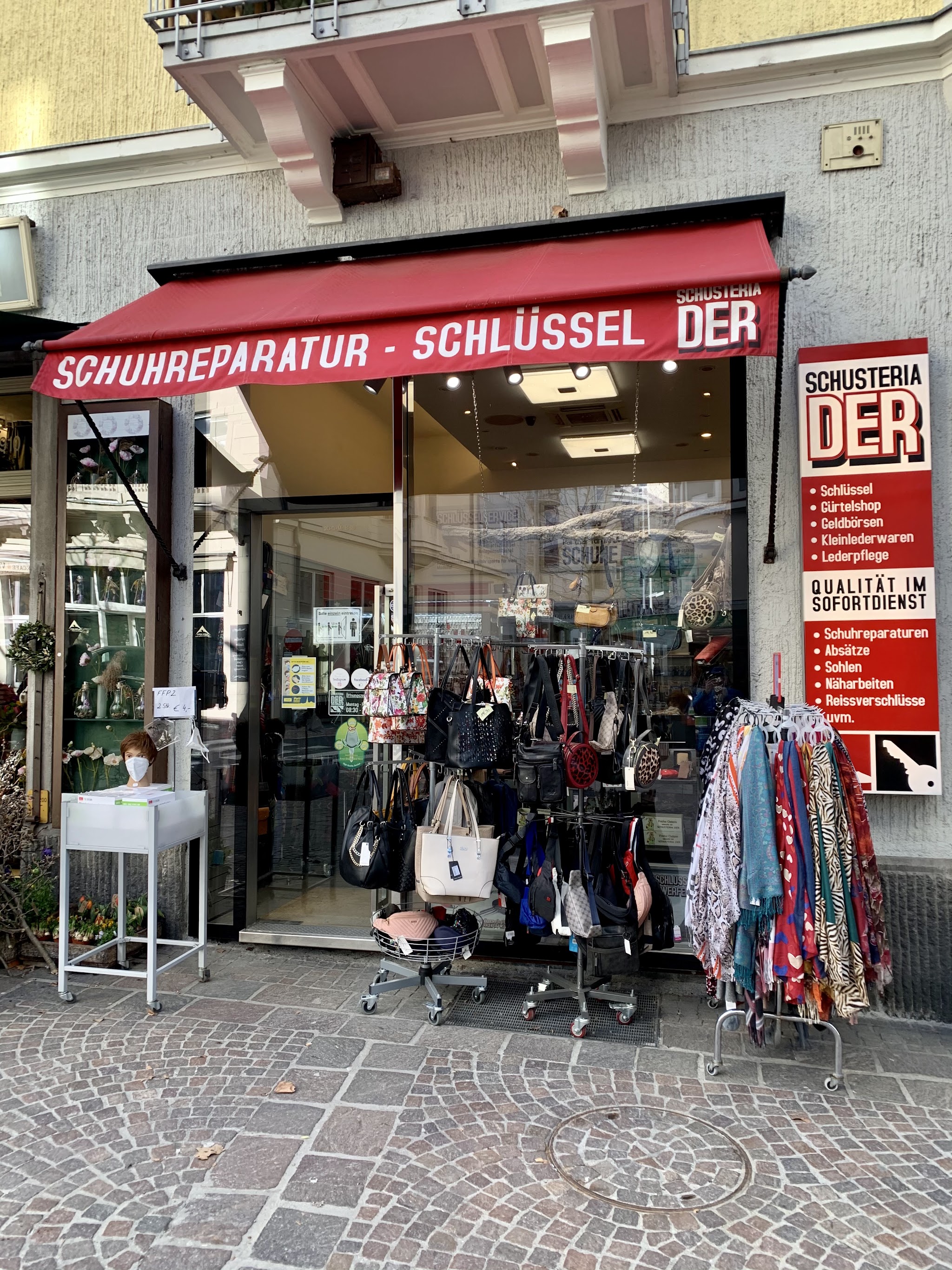 Schaufenster mit Taschen- und Schalauslage