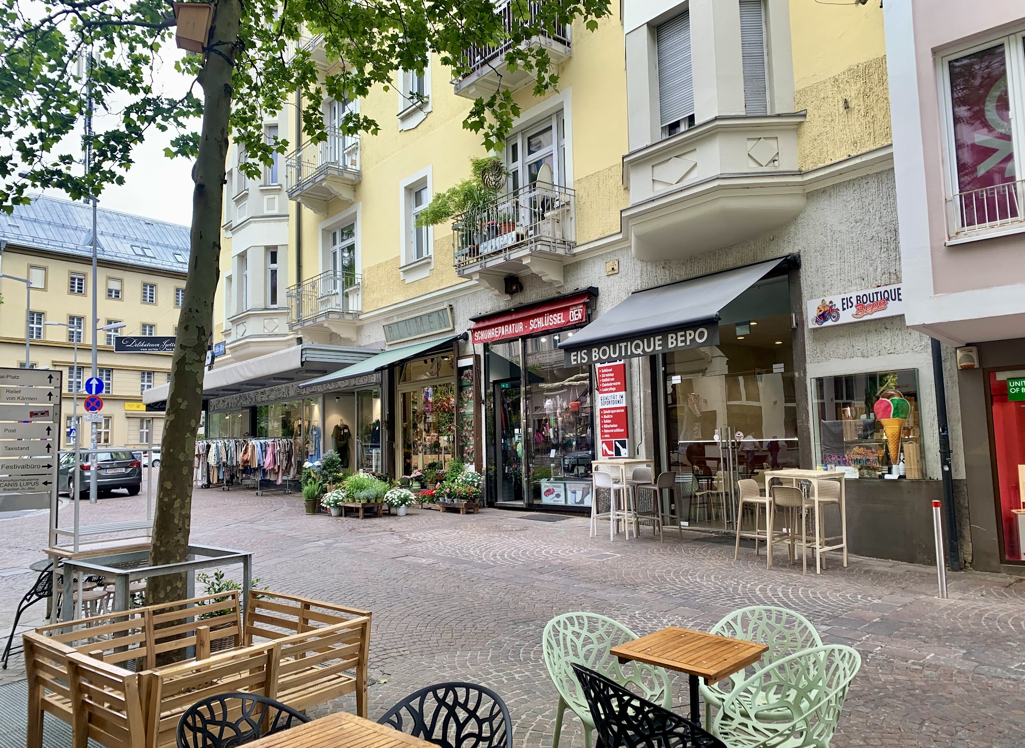 Fußgängerzone am 8.-Mai-Platz mit der Ladenfront von Schusteria Der