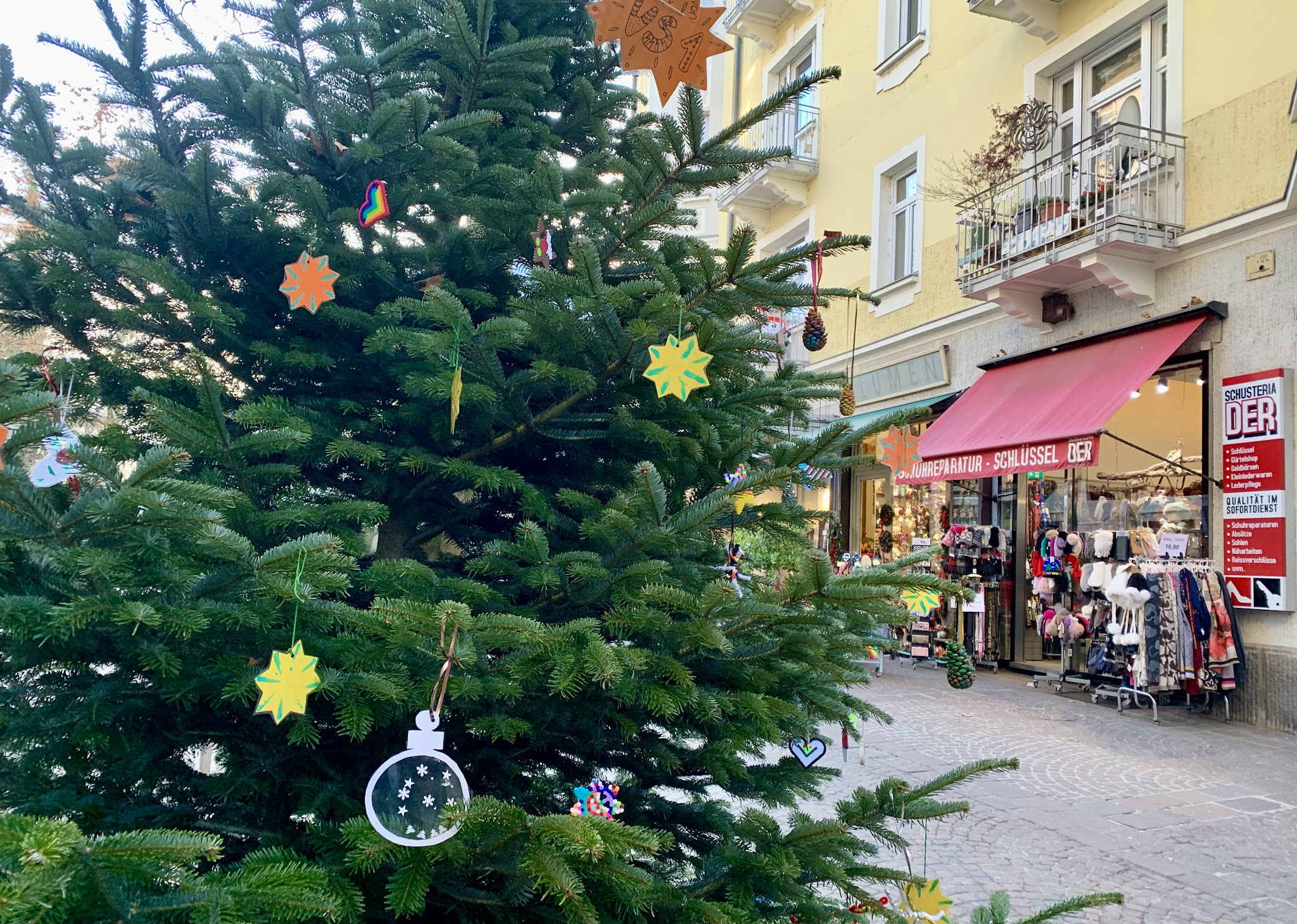 Weihnachtsbaum auf dem Platz vor dem Geschäft