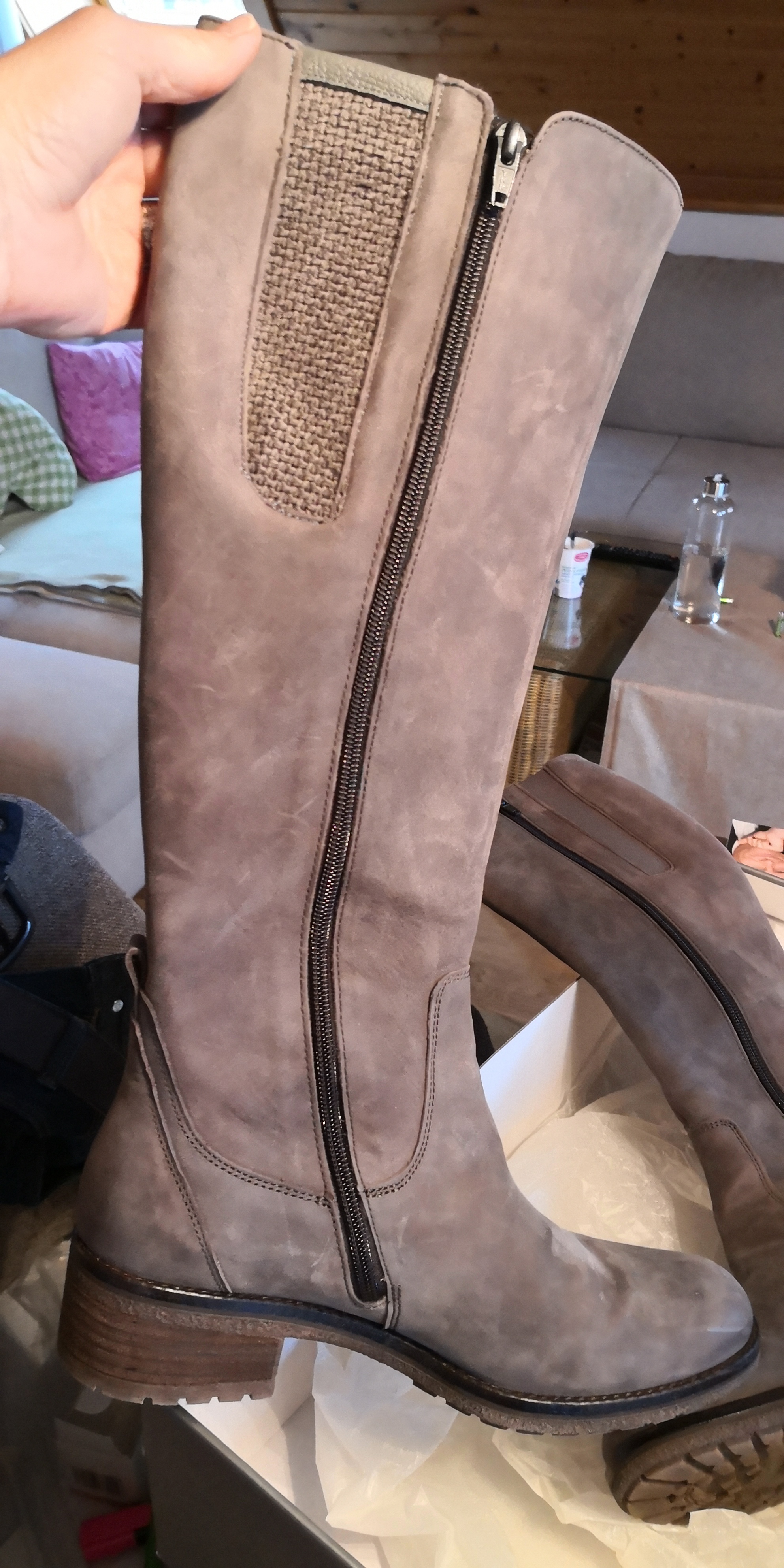 Frisch reparierter Lederstiefel mit neuem Reissverschluss