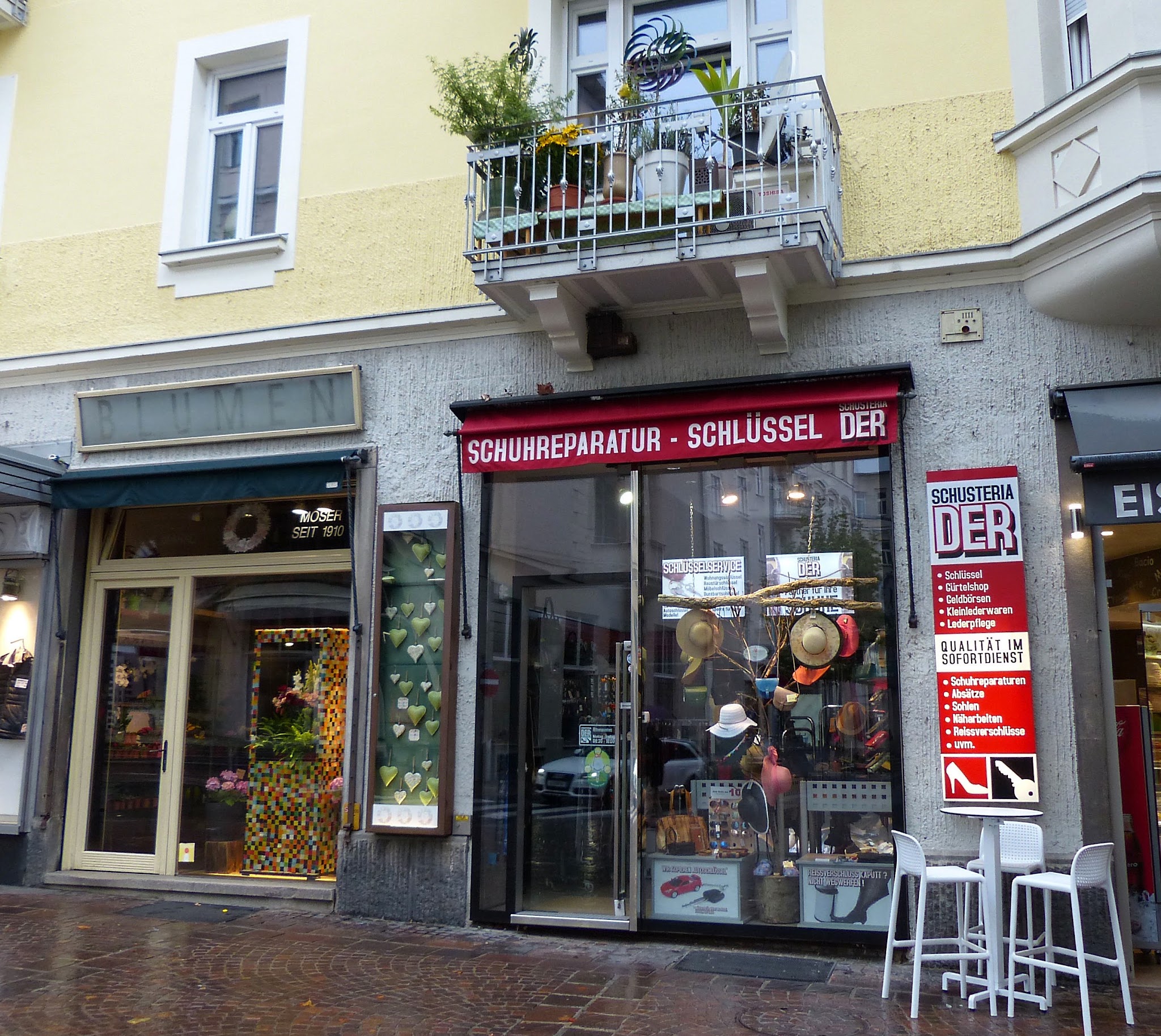 Eingang mit Schirm- und Taschenauslage