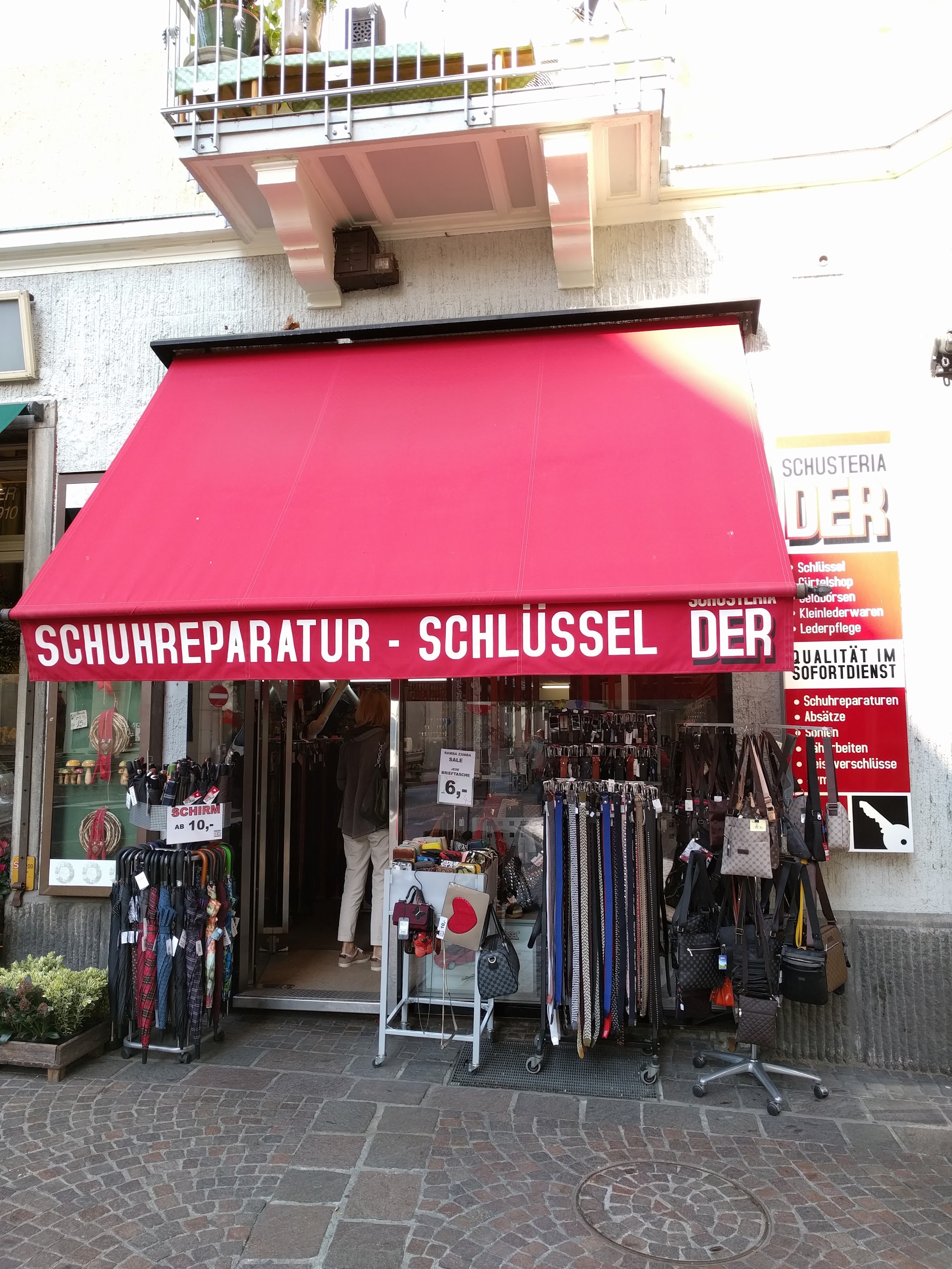 Schaufenster mit Gürtel- und Taschenauslage